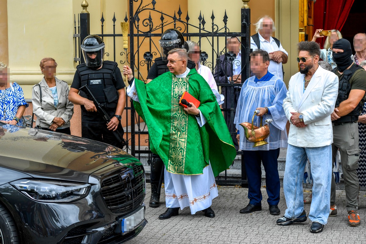 Na niedzielną mszę świętą pod kościół św. Stanisława Kostki w Aleksandrowie Łódzkim zajechała cała flota samochodów słynnego detektywa