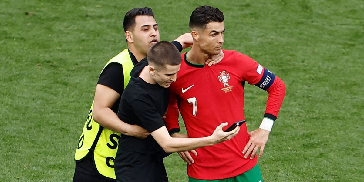 Z każdym kolejnym wtargnięciem na boisko Cristiano Ronaldo nie ukrywał rosnącej irytacji.