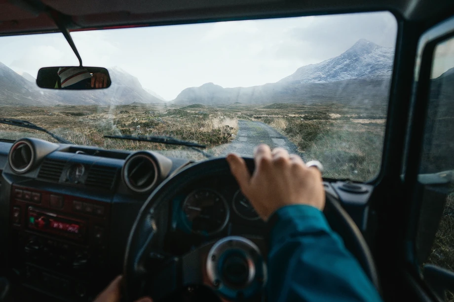 Przepiękną Szkocję można zwiedzać za kierownicą Land Rovera Discovery lub Defendera. Dzień off-roadu to spory wydatek550 GBP