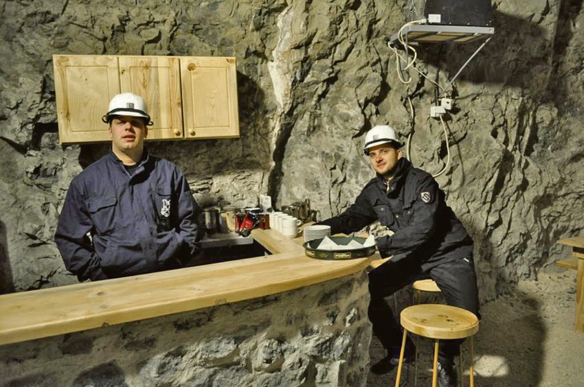 Rudarski šlem je obavezna oprema barmena