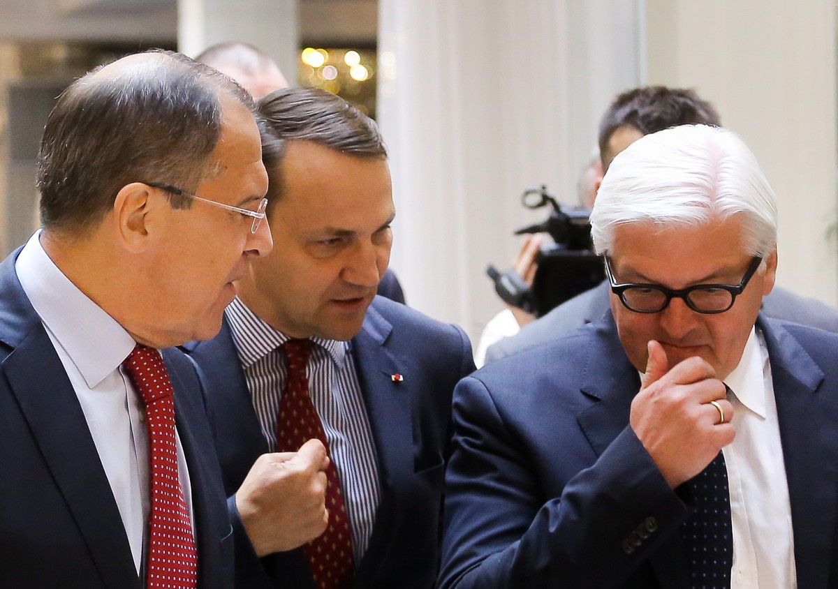Minister spraw zagranicznych Radosław Sikorski (C), minister spraw zagranicznych Niemiec Frank-Walter Steinmeier (P) i minister spraw zagranicznych Rosji Siergiej Ławrow (L)