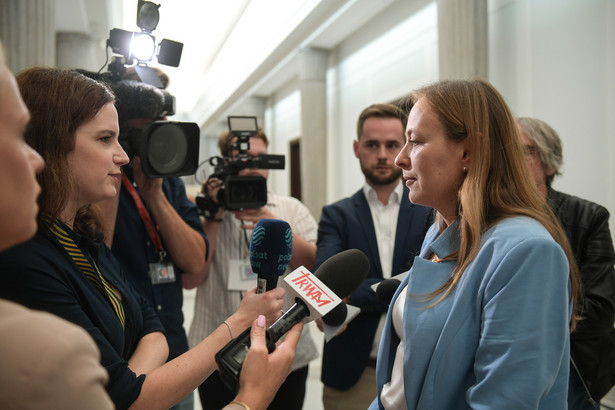 Warszawa, 11.09.2024. Minister funduszy i polityki regionalnej Katarzyna Pełczyńska-Nałęcz (P) w drodze na spotkanie marszałka Sejmu Szymona Hołowni z przedstawicielami Rady Ministrów z ramienia Polski 2050 w Sejmie w Warszawie