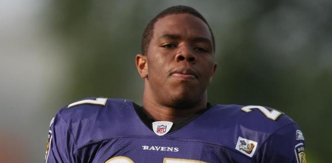 <b>8. Ray Rice</b> 
<br>
<br>
Całkowite zarobki: 25,8 mln dol. 
<br>
<br>
Pensja: 24,2 mln dol. / Kontrakty reklamowe: 1,6 mln dol.