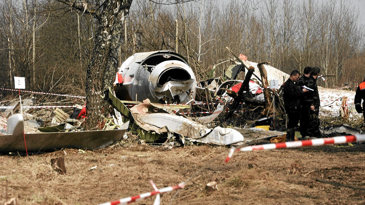 18 pracowników z trzech wydziałów Uniwersytetu Warszawskiego (chemii, fizyki oraz matematyki, informatyki i mechaniki) podjęło inicjatywę, by "zbadać mechanikę katastrofy smoleńskiej rzetelnymi metodami fizyki" - informuje "Gazeta Polska Codziennie".