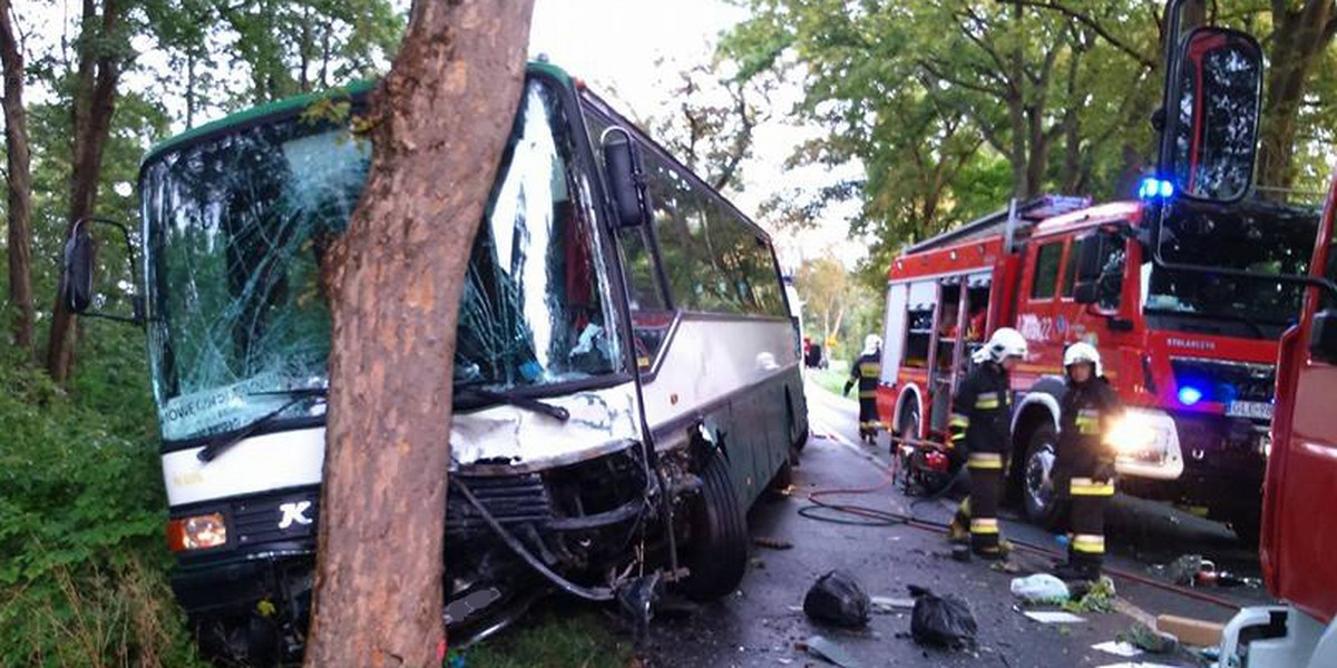 Osobówka wbiła się w autobus. Nie żyją dwie osoby, jedna walczy o życie