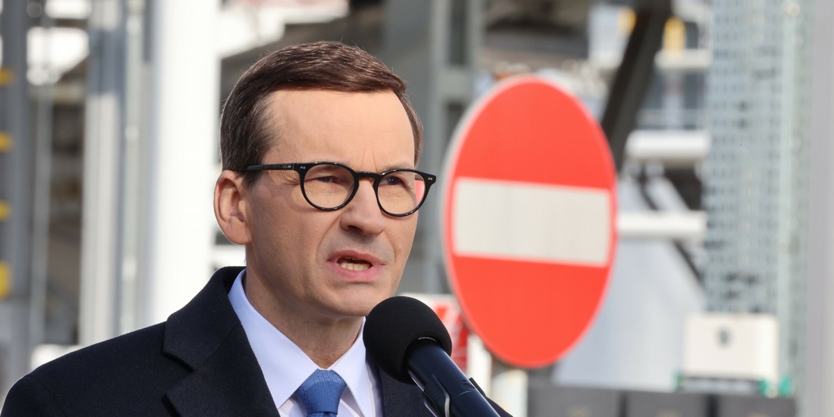 Premier Mateusz Morawiecki, pytany na spotkaniu z mieszkańcami w Turowie o to, gdzie można kupić węgiel za cenę określoną przez rząd, bo w powiecie szczecineckim nie ma takiej możliwości, przyznał, że także z innych części kraju docierają do niego informacje o tym, że w składach węgla nie ma woli współpracy.