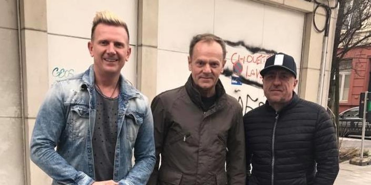 Donald Tusk pozuje do zdjęcia z muzykami disco polo