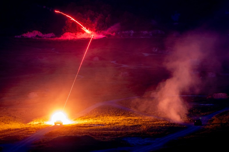 Amunicja smugowa jest wykorzystywana nie tylko w trakcie strzelań obrony przeciwlotniczej. Na zdjęciu widzimy amerykański czołg M1A2 Abrams w trakcie nocnego strzelania.