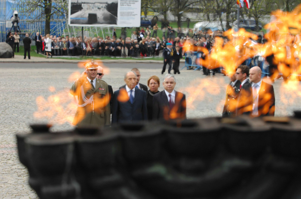 WARSZAWA 65 ROCZNICA WYBUCHU POWSTANIA POMNIK BOHATERÓW GETTA