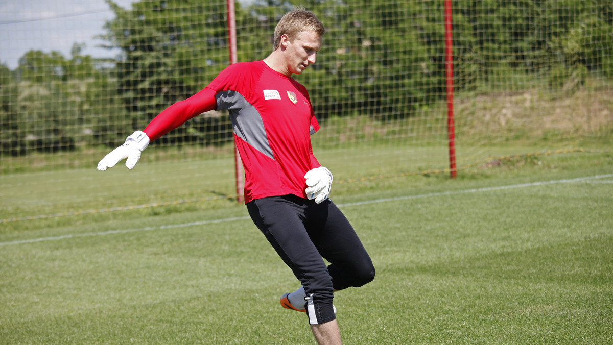 Podczas letniego okienka transferowego szeregi Pogoni Szczecin wzmocnił Jakub Słowik. 24-latek jak na razie nie zadebiutował jeszcze w barwach Portowców, ale jak sam przyznał czuje się w nowym zespole bardzo dobrze i walczy o to, aby w końcu dostać szansę od Czesława Michniewicza.