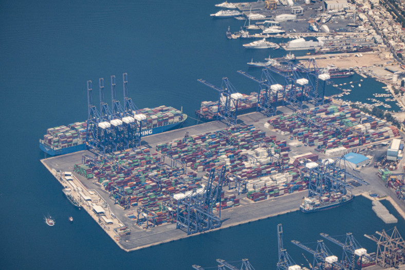 Port w Pireusie, który chińska firma COSCO kontroluje w 60 proc.