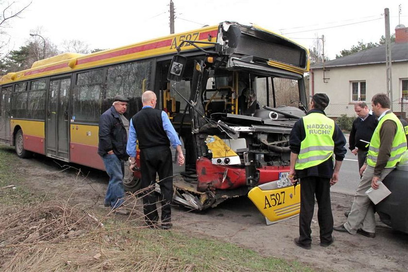 Groźny wypadek w Wesołej. Autobus komunikacji miejskiej staranował drzewo. Cztery osoby są ranne