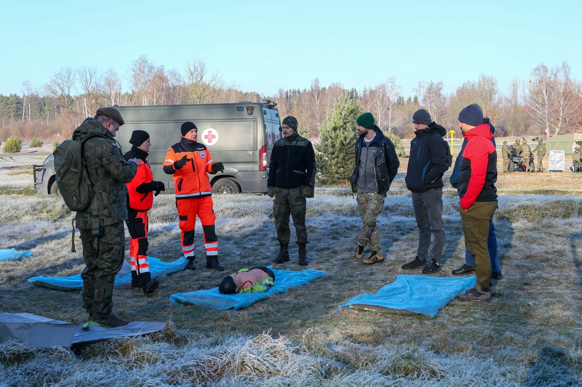 Skwierzyna, 22.11.2025. Dobrowolne szkolenie wojskowe w ramach pilotażu projektu "w Gotowości" prowadzone w siedzibie 151. Batalionu Lekkiej Piechoty w Skwierzynie, 22 bm. Celem szkolenia jest przygotowanie uczestników do reagowania na różnego rodzaju zagrożenia i sytuacje kryzysowe. (amb) PAP/Lech Muszyński