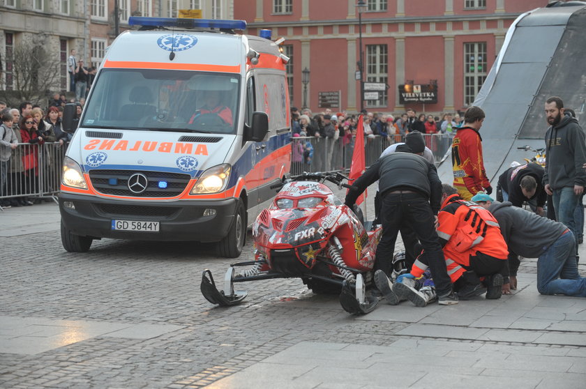 Wypadek skutera śnieżnego podczas akrobacji w Gdańsku