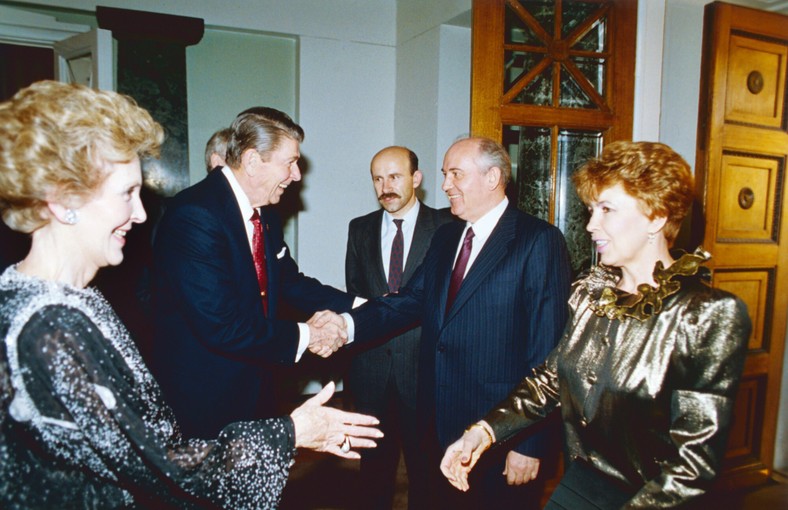 Wizyta prezydenta Stanów Zjednoczonych Ronalda Reagana w Moskwie w 1988 r. Na zdjęciu od lewej: Nancy Reagan, prezydent USA Ronald Reagan, NN (tłumacz), przywódca Związku Radzieckiego Michaił Gorbaczow, Raisa Gorbaczowa.