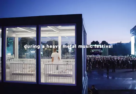 Niemowlaki śpiące pod sceną na festiwalu metalowym? Świetna reklama producenta okien