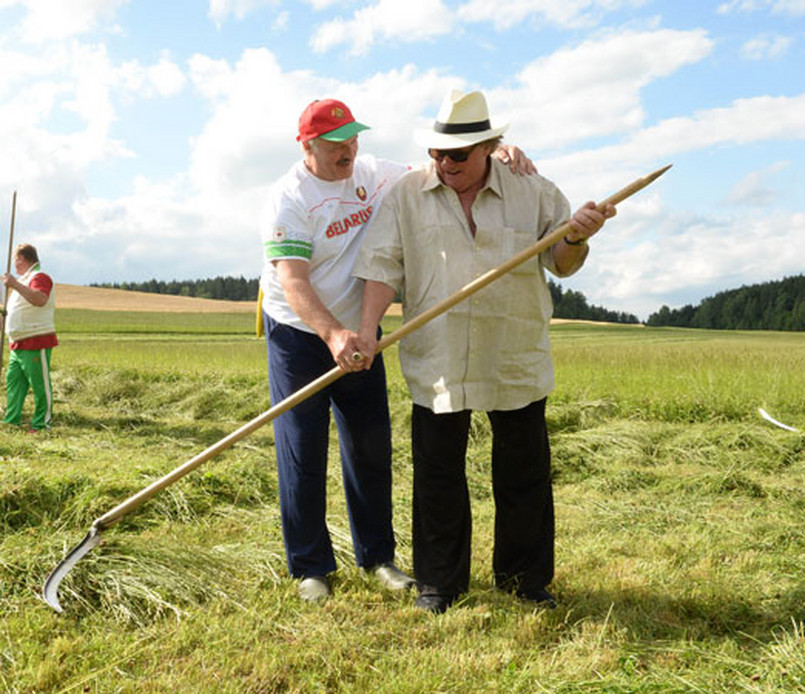 Francuski aktor przybył na Białoruś z nieoficjalną wizytą. Gerard Depardieu zaraz po przyjeździe do Mińska zaprezentował dziennikarzom rosyjski paszport, przyznany mu w 2013 roku przez Władimira Putina. Z tym dokumentem aktor podróżuje teraz po świecie.