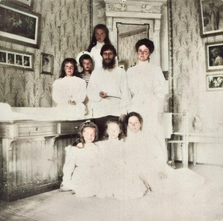 Caryca Aleksandra z dziećmi oraz Rasputinem. Zdjęcie wykonane w 1908 r.