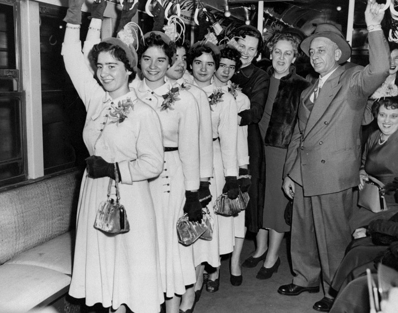 Pięcioraczki w metrze. Od lewej: Marie, Annette, Emilie, Cecile i Yvonne