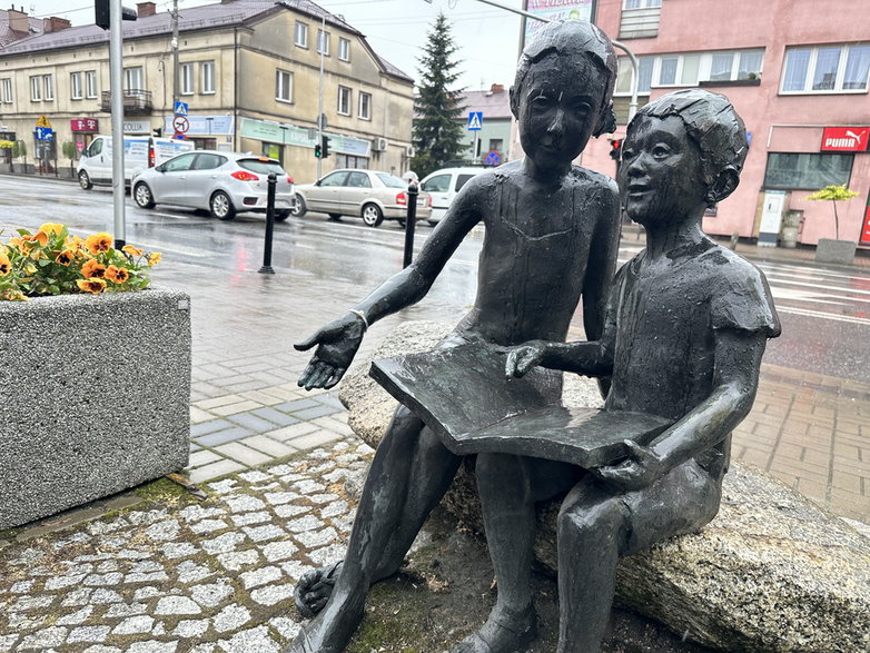 "Właścicielka pobliskiego sklepu śmieje się, że dziewczynka z pomnika wygląda raczej, jakby wyciągała rękę po świadczenia socjalne".