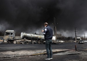 Dim nakon napada na naftnu rafineriju Šahran u Teheranu, Iran, 8. marta