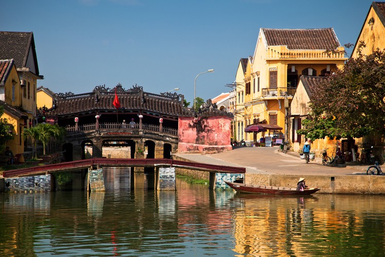 9 miejsce: Hoi An - niewielkie miasto w środkowym Wietnamie. dawny portugalski port morski i faktoria handlowa Faifo. W 1999 r. miasto zostało wpisane do rejestru zabytków światowego dziedzictwa UNESCO. Według przewodnika Lonely Planet jest to jednocześnie jedno z najbardziej urokliwych i przyjaznych turystom miejsc w Wietnamie. Dzienny koszt pobytu w Hoi An można zamknąć kwotą 20,51 USD.
