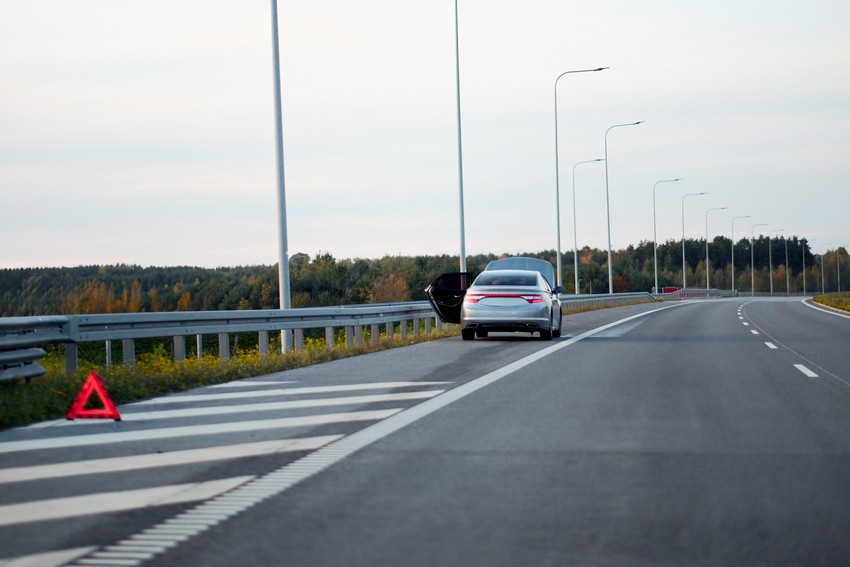 Auto parkiran u zastavnoj traci na autoputu