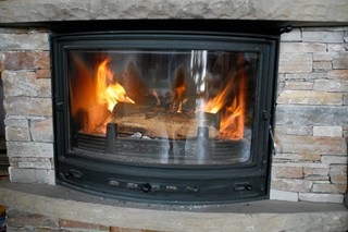 Czym można palić w piecu, a czym w kominku? W te dni są zakazy. Jakie grożą kary?