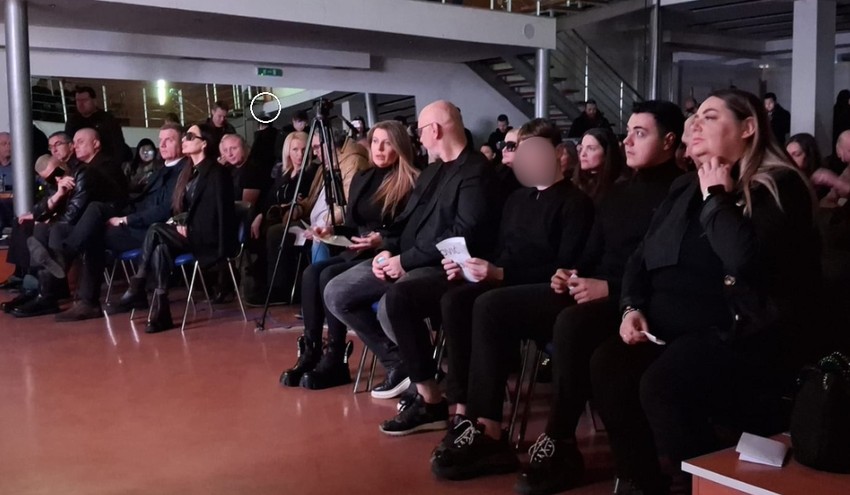 Viki sa porodicom na komemoraciji