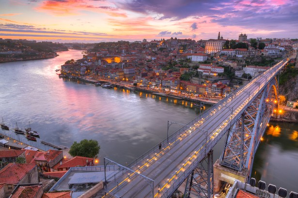 1. Porto, Portugalia. Na pierwszym miejscu znalazło się Porto – portugalskie miasto znane m.in. z produkcji oryginalnego wina porto. Dzięki zwycięstwu w konkursie, Porto będzie mogło wykorzystywać logo "Wybór Europejskiego Konsumenta" w ciągu tego roku w akcjach promujących miasto.