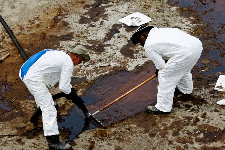Katastrofa w Zatoce Meksykańskiej: Grand Isle, Louisiana, USA. Pracownicy BP za pomocą węża oraz pompy ssącej próbuje zebrać większe kałuże roby, które zebrały się na plaży. Foto: Derick E. Hingle/Bloomberg