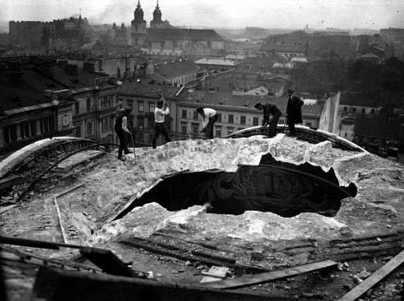 Burzenie soboru na placu Saskim. W tle pałac Bruhla i fragment pałacu Saskiego (1925, domena publiczna).