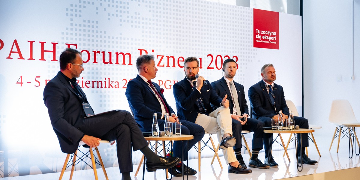 Od lewej: moderator panelu redaktor naczelny Mikołaj Kunica, wiceprezes KSSE Rafał Żelazny, prezes zarządu Last Energy Polska Damian Jamroz, CEO Last Energy Bret Kugelmass, prezes Energoinstal Michał Więcek.