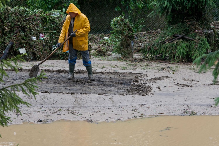 Wezbrany potok i ulewne deszcze podmywają Głuchołazy