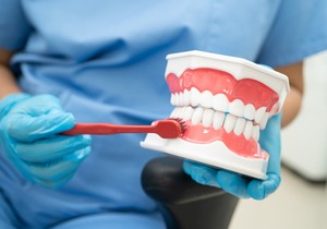 Redovnom i pravilnom oralnom higijenom smanjuje se razvoj bakterije Porphyromonas gingivalis, koja i jeste krivac Alchajmerove bolesti 