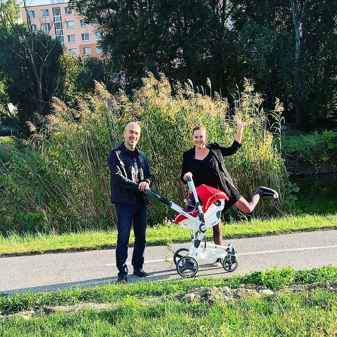 Rodinka na prvej prechádzke. 