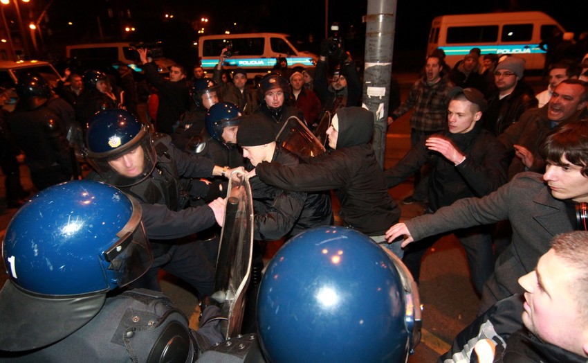 Sukob demonstranata i policije ispred sedišta HDZ
