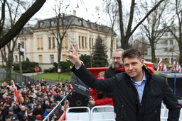 Petru na manifestacji KOD: Pogratulujmy Kaczyńskiemu. W ciągu miesiąca zjednoczył nas wszystkich