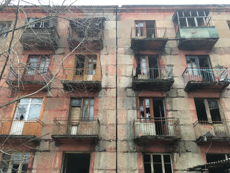 Zolote 4 - zgrada uništena od granatiranja