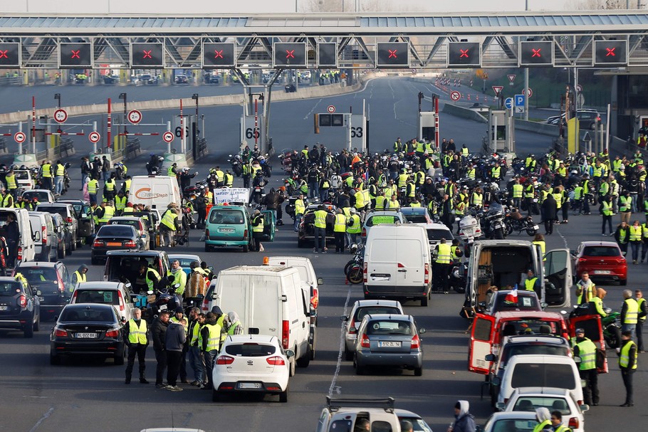 Protest przeciwko nowym podatkom od paliw we Francji.