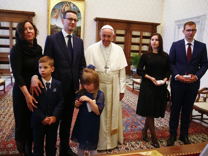 Mateusz i Iwona Morawieccy z dziećmi oraz papież Franciszek