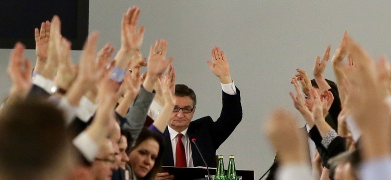 Poseł PSL i posłanka Kukiz'15: Nie głosowaliśmy ani nie liczyliśmy głosów w Sali Kolumnowej. Kuchciński odpowiada...