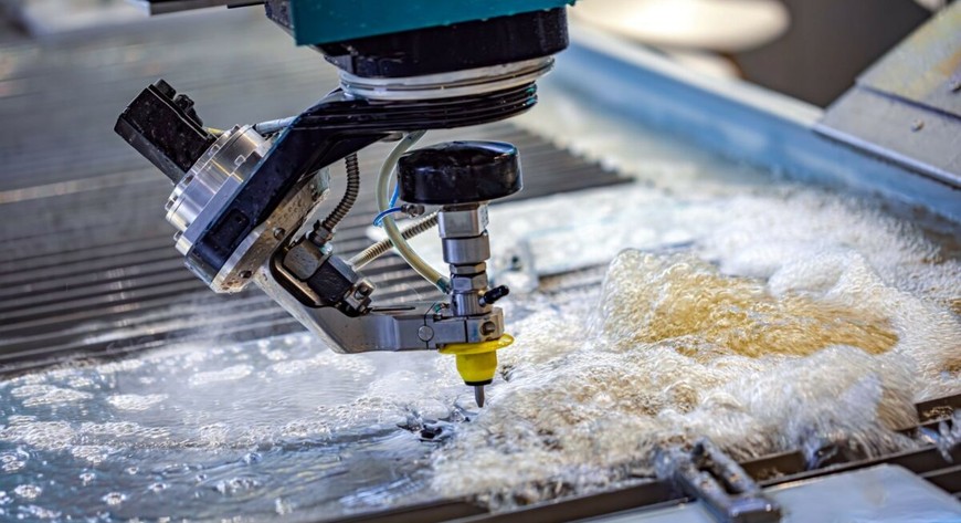 Technologia cięcia wodą (Water Jet) pozwala na precyzyjną obróbkę nawet najtwardszych materiałów – bez ryzyka ich przegrzania czy deformacji. 