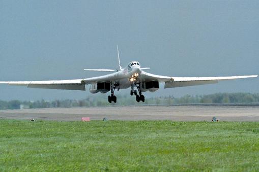 Zdjęcie ilustracyjne. Rosyjski bombowiec strategiczny TU-160 ląduje w bazie wojskowej w mieście Engels