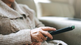 Ci seniorzy nie muszą opłacać abonamentu RTV w 2025 roku. Jest jednak jeden warunek. Jaki?