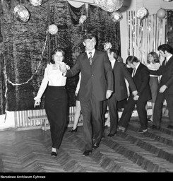 Studniówka w PRL. Białe bluzki, krótkie krawaty i polonez na sali gimnastycznej [FOTO]