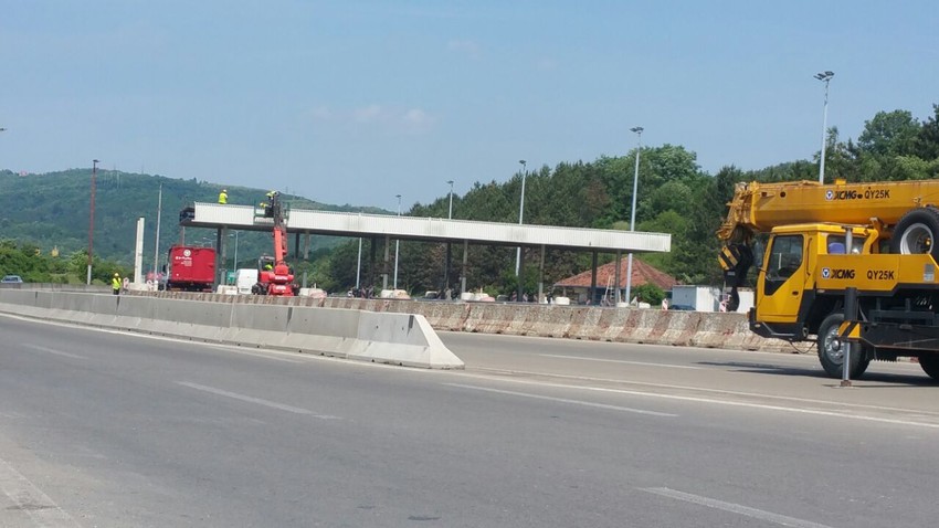 Postavlja se saobraćajna signalizacija na delu auto-puta kod Bubanj Potoka