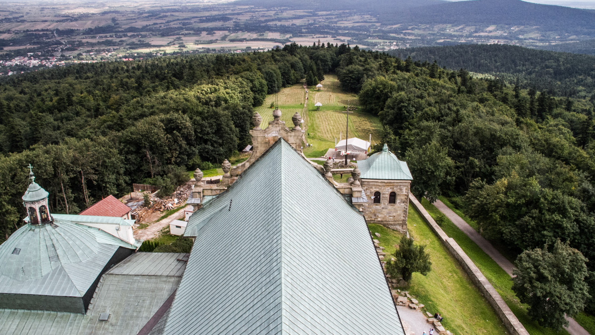 Święty Krzyż, Sandomierz, zamki w Chęcinach i Ujeździe, Park Etnograficzny w Tokarni czy parki rozrywki Sabat Krajno i Jura Park w Bałtowie. To tylko niektóre miejsca i atrakcje w Świętokrzyskiem, które podczas majówki przeżywały prawdziwe oblężenie. – To był najlepszy, turystyczny długi weekend majowy w ostatnich kilkunastu latach – podkreśla Jacek Kowalczyk, prezes ROT w województwie świętokrzyskim.