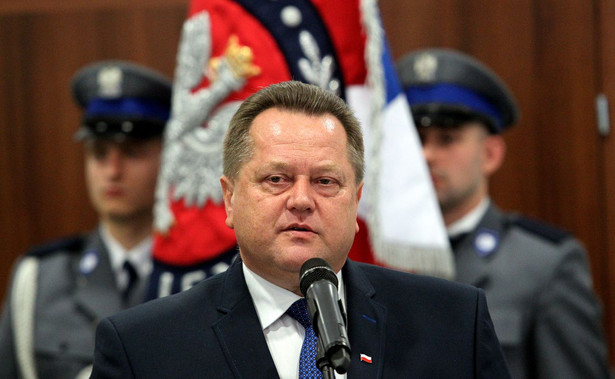 Policjant, który sypał konfetti na głowę wiceministra, może awansować do KGP. "Zieliński chce promować swoich ludzi"