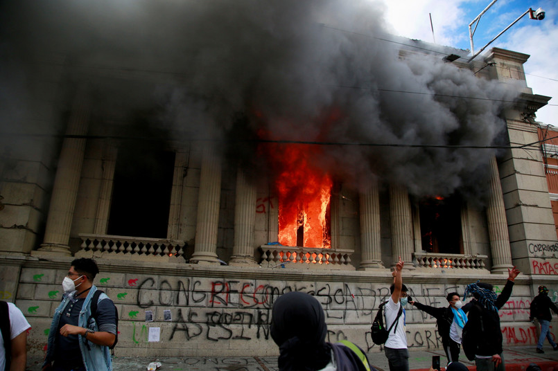 Gwatemala: Protestujący podpalili parlament
